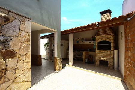 Casa à venda com 442m², 3 quartos e 4 vagas Casa à venda com 442m², 3 quartos e 4 vagasÁrea comum - Churrasqueira