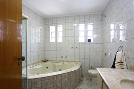 Casa à venda com 442m², 3 quartos e 4 vagas Casa à venda com 442m², 3 quartos e 4 vagasBanheiro da Suíte