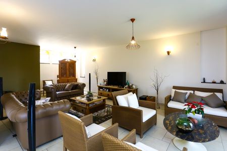 Casa à venda com 442m², 3 quartos e 4 vagas Casa à venda com 442m², 3 quartos e 4 vagasSala