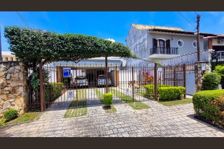 Casa à venda com 442m², 3 quartos e 4 vagas Casa à venda com 442m², 3 quartos e 4 vagasFachada