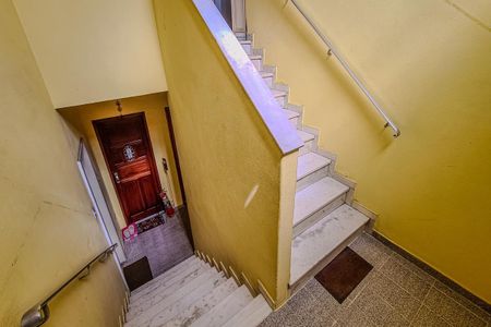 Apartamento à venda com 65m², 2 quartos e sem vaga Apartamento à venda com 65m², 2 quartos e sem vagaEscada