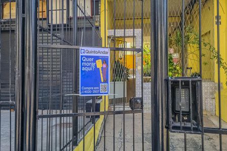 Apartamento à venda com 65m², 2 quartos e sem vaga Apartamento à venda com 65m², 2 quartos e sem vagaFachada do condomínio com placa