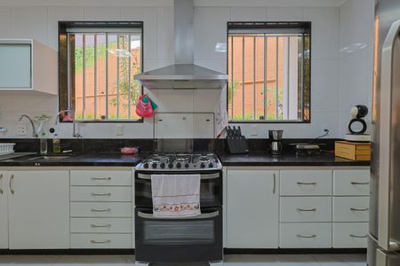 Casa à venda com 740m², 5 quartos e 6 vagas Casa à venda com 740m², 5 quartos e 6 vagasCozinha