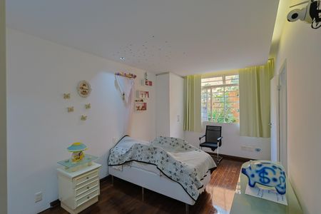 Casa à venda com 740m², 5 quartos e 6 vagas Casa à venda com 740m², 5 quartos e 6 vagasQuarto 1