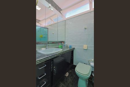 Casa à venda com 740m², 5 quartos e 6 vagas Casa à venda com 740m², 5 quartos e 6 vagasBanheiro da Suíte 2