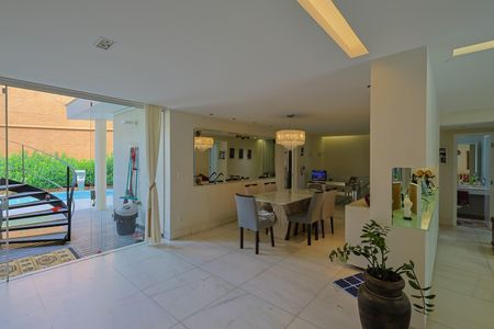 Casa à venda com 740m², 5 quartos e 6 vagas Casa à venda com 740m², 5 quartos e 6 vagasSala