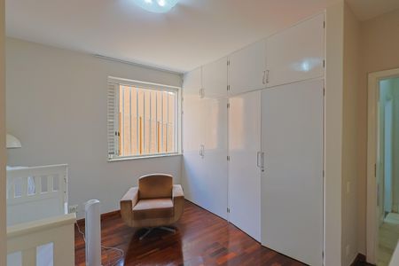Casa à venda com 740m², 5 quartos e 6 vagas Casa à venda com 740m², 5 quartos e 6 vagasQuarto 2