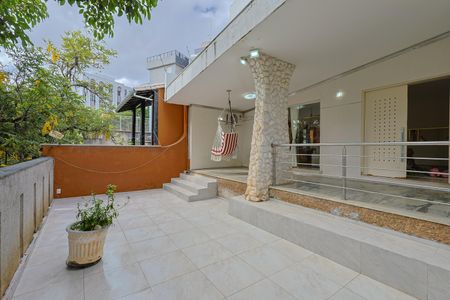 Casa à venda com 740m², 5 quartos e 6 vagas Casa à venda com 740m², 5 quartos e 6 vagasVaranda da Sala