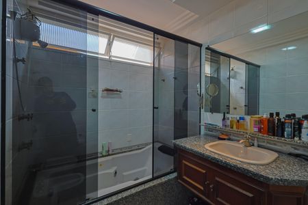 Casa à venda com 740m², 5 quartos e 6 vagas Casa à venda com 740m², 5 quartos e 6 vagasBanheiro