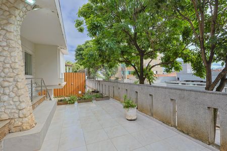 Casa à venda com 740m², 5 quartos e 6 vagas Casa à venda com 740m², 5 quartos e 6 vagasVaranda da Sala