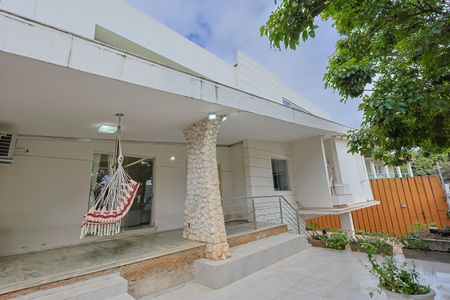 Casa à venda com 740m², 5 quartos e 6 vagas Casa à venda com 740m², 5 quartos e 6 vagasVaranda da Sala