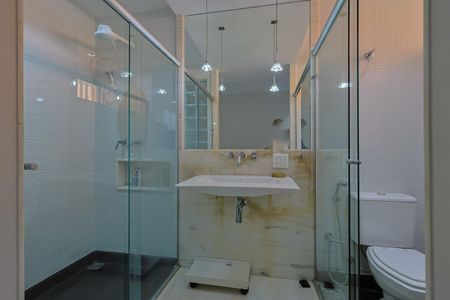 Casa à venda com 740m², 5 quartos e 6 vagas Casa à venda com 740m², 5 quartos e 6 vagasBanheiro da Suíte 1
