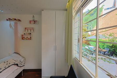 Casa à venda com 740m², 5 quartos e 6 vagas Casa à venda com 740m², 5 quartos e 6 vagasQuarto 1