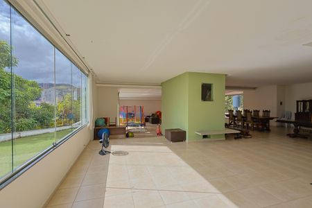 Casa à venda com 740m², 5 quartos e 6 vagas Casa à venda com 740m², 5 quartos e 6 vagasSala
