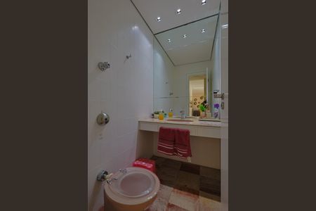 Casa à venda com 740m², 5 quartos e 6 vagas Casa à venda com 740m², 5 quartos e 6 vagasLavabo