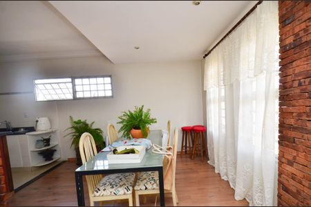 Casa à venda com 300m², 4 quartos e 2 vagas Casa à venda com 300m², 4 quartos e 2 vagasSala de jantar casa2