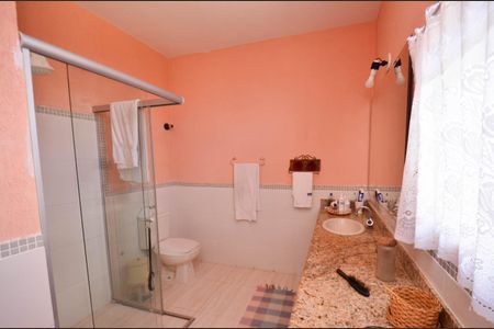 Casa à venda com 300m², 4 quartos e 2 vagas Casa à venda com 300m², 4 quartos e 2 vagasBanheiro suite/ casa2