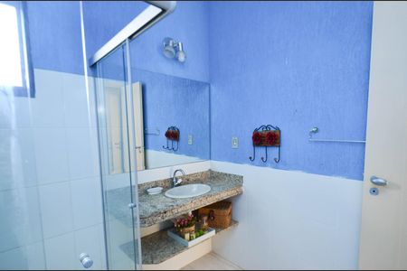 Casa à venda com 300m², 4 quartos e 2 vagas Casa à venda com 300m², 4 quartos e 2 vagasBanheiro social / casa2