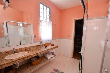 Casa à venda com 300m², 4 quartos e 2 vagas Casa à venda com 300m², 4 quartos e 2 vagasBanheiro suite/ casa2