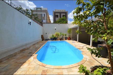 Casa à venda com 300m², 4 quartos e 2 vagas Casa à venda com 300m², 4 quartos e 2 vagasArea piscina