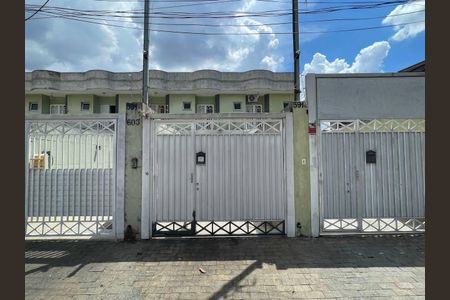 Casa à venda com 60m², 3 quartos e 3 vagas Casa à venda com 60m², 3 quartos e 3 vagasFachada