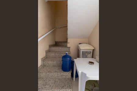 Casa à venda com 60m², 3 quartos e 3 vagas Casa à venda com 60m², 3 quartos e 3 vagasEscada