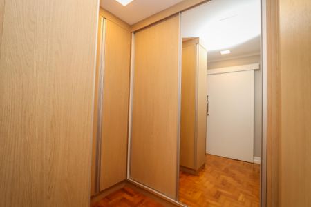 Apartamento à venda com 140m², 2 quartos e 1 vaga Apartamento à venda com 140m², 2 quartos e 1 vagaCloset da Suite