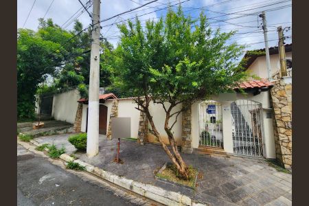 Casa à venda com 500m², 3 quartos e 5 vagas Casa à venda com 500m², 3 quartos e 5 vagasFachada