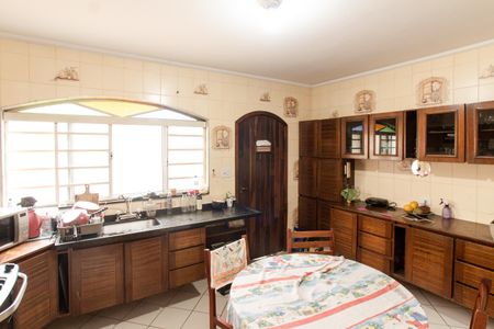 Casa à venda com 500m², 3 quartos e 5 vagas Casa à venda com 500m², 3 quartos e 5 vagasCozinha