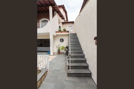 Casa à venda com 500m², 3 quartos e 5 vagas Casa à venda com 500m², 3 quartos e 5 vagasEscada