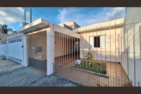 Casa à venda com 117m², 2 quartos e 2 vagas Casa à venda com 117m², 2 quartos e 2 vagasFachada