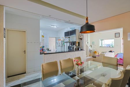 Casa à venda com 220m², 4 quartos e 6 vagas Casa à venda com 220m², 4 quartos e 6 vagasSala de Jantar