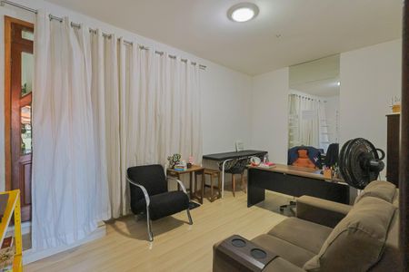 Casa à venda com 220m², 4 quartos e 6 vagas Casa à venda com 220m², 4 quartos e 6 vagasQuarto 1