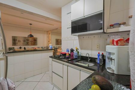 Casa à venda com 220m², 4 quartos e 6 vagas Casa à venda com 220m², 4 quartos e 6 vagasCozinha