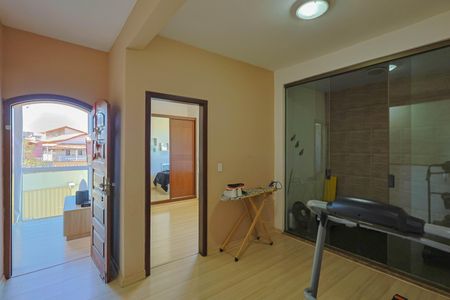 Casa à venda com 220m², 4 quartos e 6 vagas Casa à venda com 220m², 4 quartos e 6 vagasCorredor