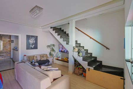 Casa à venda com 220m², 4 quartos e 6 vagas Casa à venda com 220m², 4 quartos e 6 vagasSala