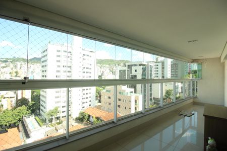 Apartamento à venda com 170m², 4 quartos e 4 vagasVaranda