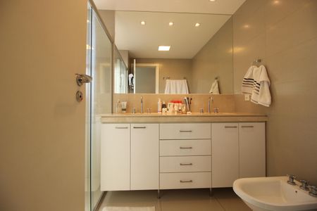 Apartamento à venda com 170m², 4 quartos e 4 vagasBanheiro 3