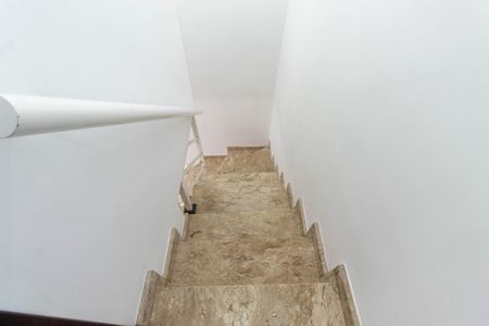 Casa à venda com 80m², 2 quartos e 2 vagas Casa à venda com 80m², 2 quartos e 2 vagasEscada