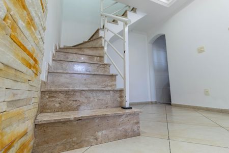 Casa à venda com 80m², 2 quartos e 2 vagas Casa à venda com 80m², 2 quartos e 2 vagasEscada