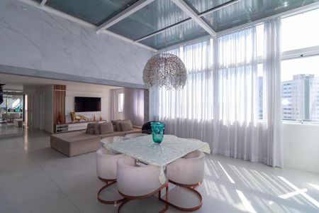 Apartamento à venda com 238m², 4 quartos e 4 vagas Apartamento à venda com 238m², 4 quartos e 4 vagasSala