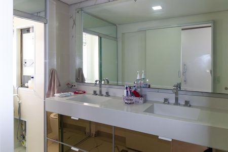Apartamento à venda com 238m², 4 quartos e 4 vagas Apartamento à venda com 238m², 4 quartos e 4 vagasBanheiro 1 da Suíte 2