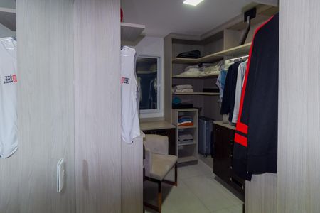 Apartamento à venda com 238m², 4 quartos e 4 vagas Apartamento à venda com 238m², 4 quartos e 4 vagasCloset Suíte 2