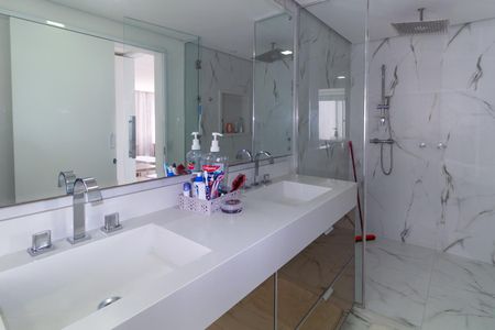 Apartamento à venda com 238m², 4 quartos e 4 vagas Apartamento à venda com 238m², 4 quartos e 4 vagasBanheiro 2 da Suíte 2