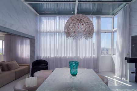 Apartamento à venda com 238m², 4 quartos e 4 vagas Apartamento à venda com 238m², 4 quartos e 4 vagasSala