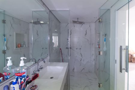 Apartamento à venda com 238m², 4 quartos e 4 vagas Apartamento à venda com 238m², 4 quartos e 4 vagasBanheiro 2 da Suíte 2