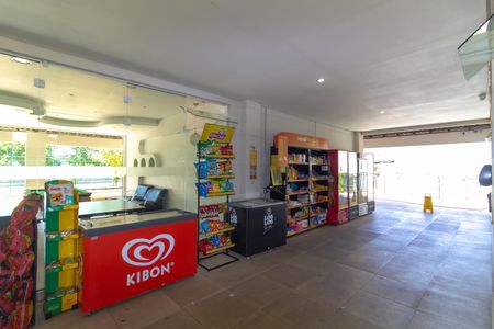 Apartamento à venda com 238m², 4 quartos e 4 vagas Apartamento à venda com 238m², 4 quartos e 4 vagasÁrea comum - Mini mercado