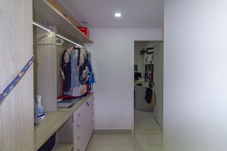 Apartamento à venda com 238m², 4 quartos e 4 vagas Apartamento à venda com 238m², 4 quartos e 4 vagasCloset Suíte 2
