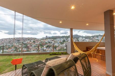 Casa à venda com 538m², 5 quartos e 4 vagas Casa à venda com 538m², 5 quartos e 4 vagasÁrea externa