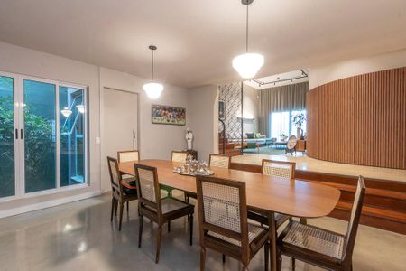 Casa à venda com 538m², 5 quartos e 4 vagas Casa à venda com 538m², 5 quartos e 4 vagasSala